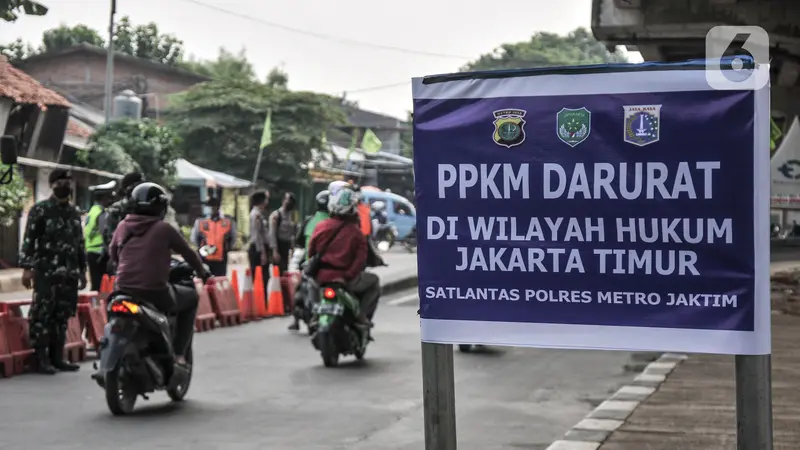 FOTO: Penyekatan PPKM Darurat, Kendaraan Taktis TNI-Polri Tutup Jalan Kalimalang