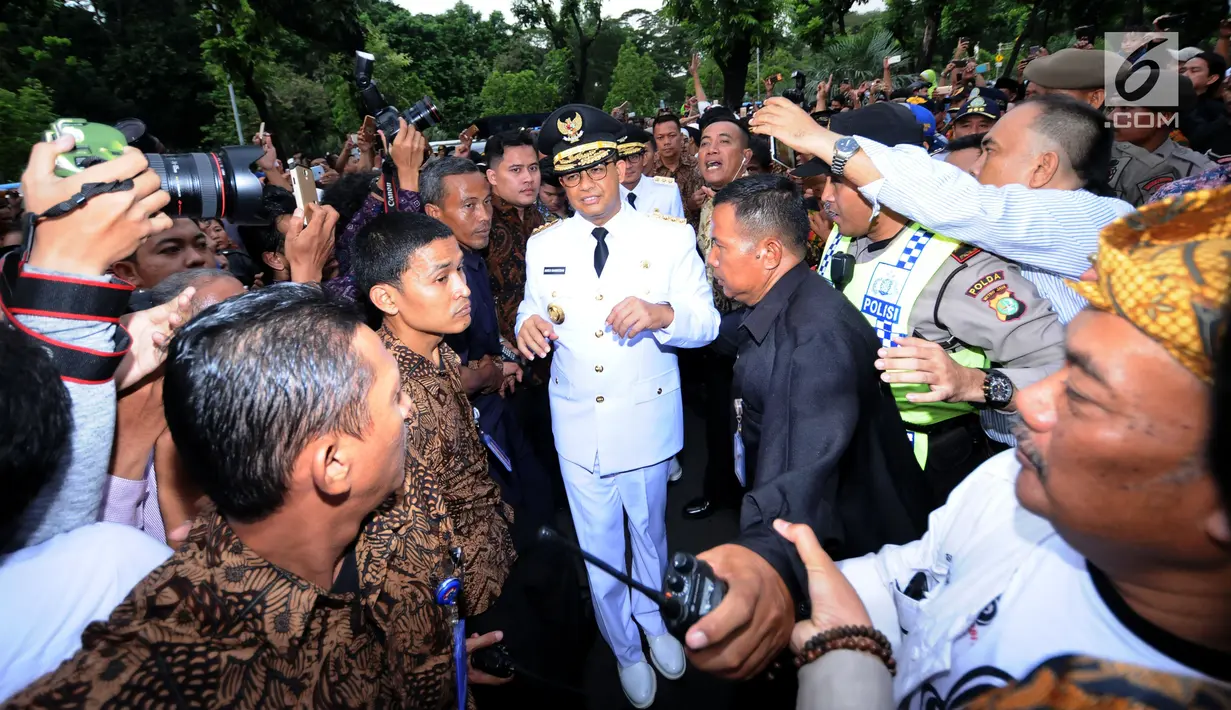 Gubernur DKI Jakarta. Anies Baswedan saat akan masuk gerbang utama Balai Kota Jakarta, Senin (16/10). Ribuan warga menyambut kedatangan Anies Baswedan dan Sandiaga Uno usai dilantik sebagai Gubernur dan Wakil Gubernur. (Liputan6.com/Helmi Fithriansyah)