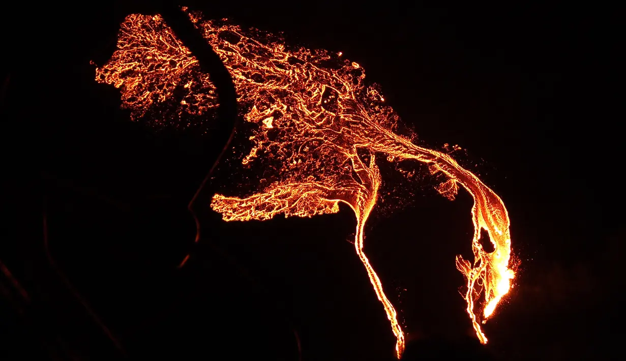 Lava mengalir dari gunung berapi Fagradalsfjall yang Meletus di Reykjavik, Islandia, pada Jumat (19/3/2021). Sistem Pegunungan Krysuvik, yang tidak memiliki gunung inti, berada di selatan Gunung Fagradalsfjall di Semenanjung Reykjanes di barat daya Islandia. (Icelandic Coast Guard/AFP)