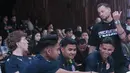 Pemain Persib Bandung, Marc Klok, berbincang dengan pemain Oxford United, Ole Romeny, sebelum acara konferensi pers terkait Piala Presiden 2025 di SCTV Tower, Senayan, Jakarta Pusat, Jumat (4/7/2025). (Bola.com/M Iqbal Ichsan)