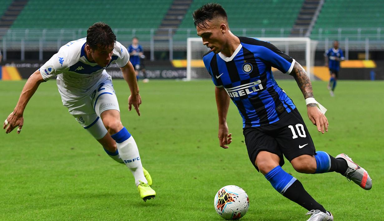 Penyerang Inter Milan, Lautaro Martinez, berebut bola dengan pemain Brescia pada laga lanjutan Serie A pekan ke-29 di Giuseppe Meazza, Kamis (2/7/2020) dini hari WIB. Inter Milan menang 6-0 atas Brescia. (AFP/Miguel Medina)