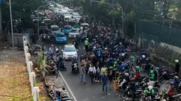 Kemacetan di depan stasiun Palmerah, Jakarta, Jumat (22/5/2015). Kemacetan ini disebabkan puluhan tukang ojek yang yang menjajakan jasanya kepada warga yang turun dari kereta api. (Liputan6.com/Johan Tallo)