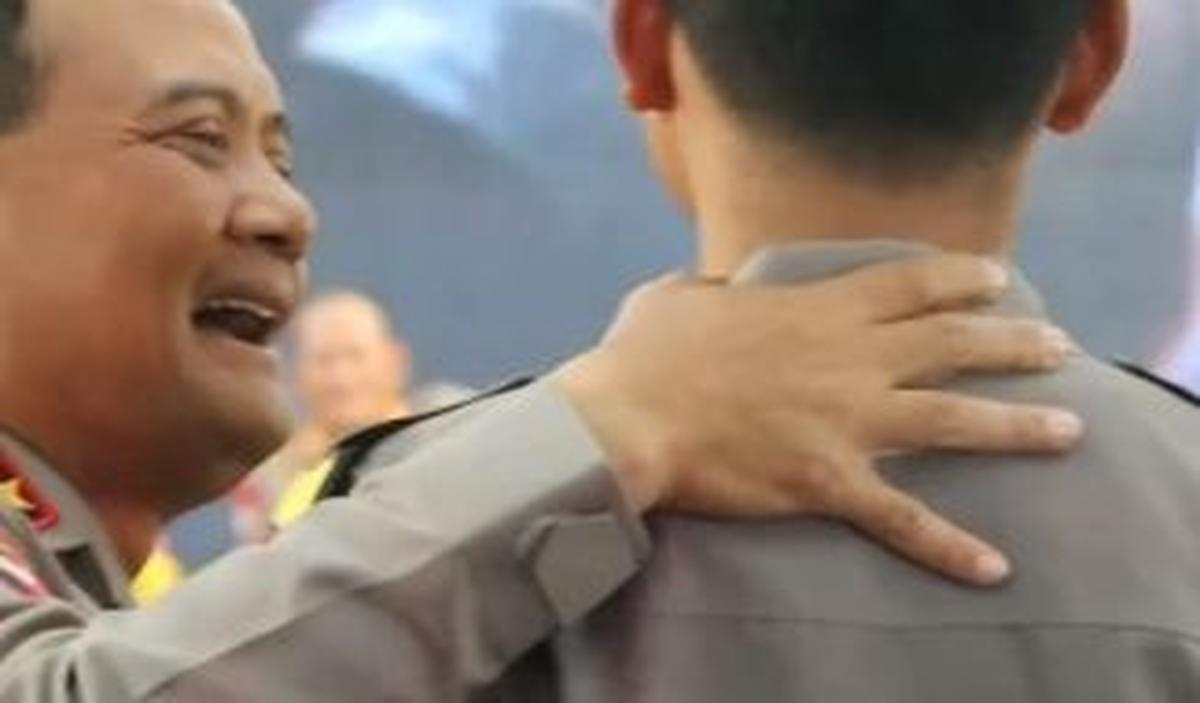 "Loh, kamu enggak, masih saya tanya. Kok grogi toh. Belum pernah bertemu Kapolda?" ujarnya. <br>"Siap, sudah," terang Parjo.<br>
