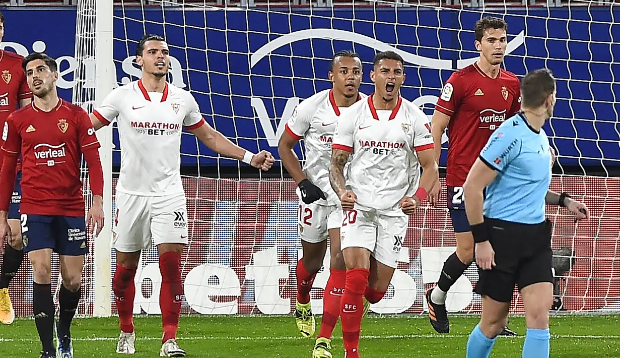 Bek Sevilla, Diego Carlos (ketiga dari kanan) melakukan selebrasi usai mencetak gol pertama timnya ke gawang Osasuna dalam laga lanjutan Liga Spanyol 2020/21 pekan ke-24 di El Sadar Stadium, Plampona, Senin (22/2/2021). Sevilla menang 2-0 atas Osasuna. (AFP/Ander Gillenea)