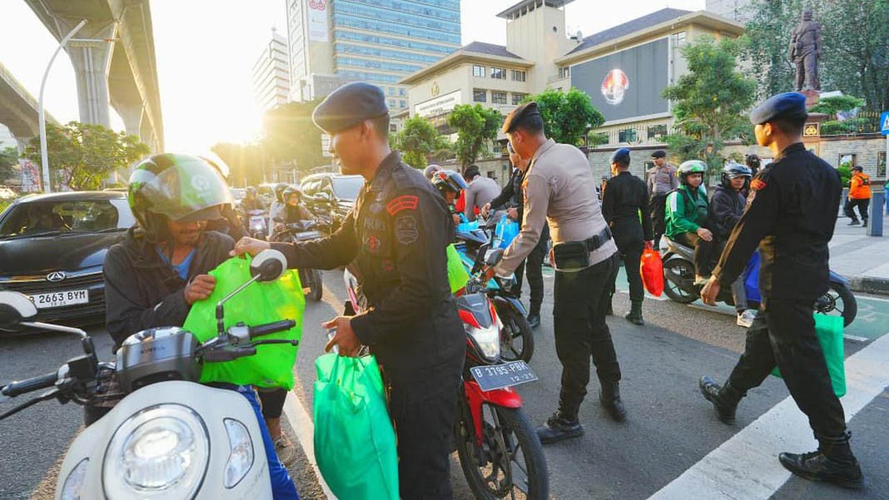 FOTO: Polri dan Buruh Bagikan Sembako ke Warga Jakarta