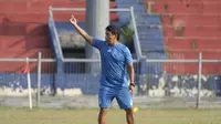Caretaker pelatih Persik Kediri, Alfiat. (Bola.com/Gatot Susetyo)