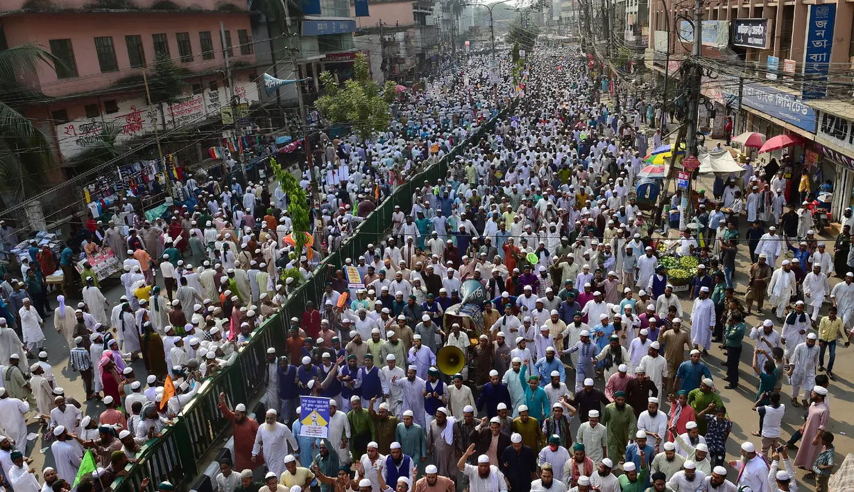 Pengunjuk rasa memenuhi jalan di depan Mahkamah Agung, Dhaka, Bangladesh, Jumat (3/3). Patung dewi keadilan yang tertutup matanya tersebut dianggap telah sangat mengganggu masyarakat Muslim. (AFP PHOTO / Stringer)