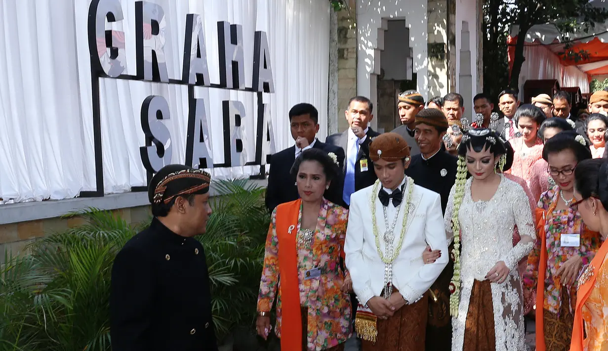 Gibran dan Selvi diiringi keluarga besarnya. (Galih W. Satria/Bintang.com)