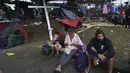 Imigran dari Amerika Tengah dan Venezuela berlindung di sebuah kompleks olahraga di Huixtla, negara bagian Chiapas, Meksiko, Rabu (8/6/2022). Rombongan itu meninggalkan Tapachula pada hari Senin, lelah menunggu status mereka di wilayah dengan sedikit pekerjaan dan jauh dari tujuan akhir mereka mencapai Amerika Serikat. (AP Photo/Marco Ugarte)