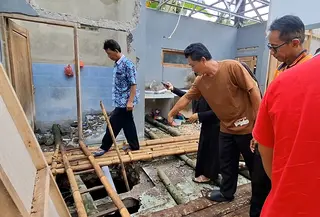 Rumah warga Gunungkidul berdiri di atas lubang besar. (Liputan6.com/Hendro Ary Wibowo)