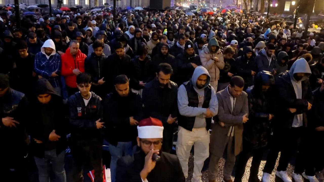 Warga London di Inggris pada (18/10/2023) menggelar aksi solidaritas untuk mengecam aksi brutal Israel yang melakukan pengeboman rumah sakit Al-Ahli Arab di Gaza tengah pada (17/10/2023) lalu.<br>