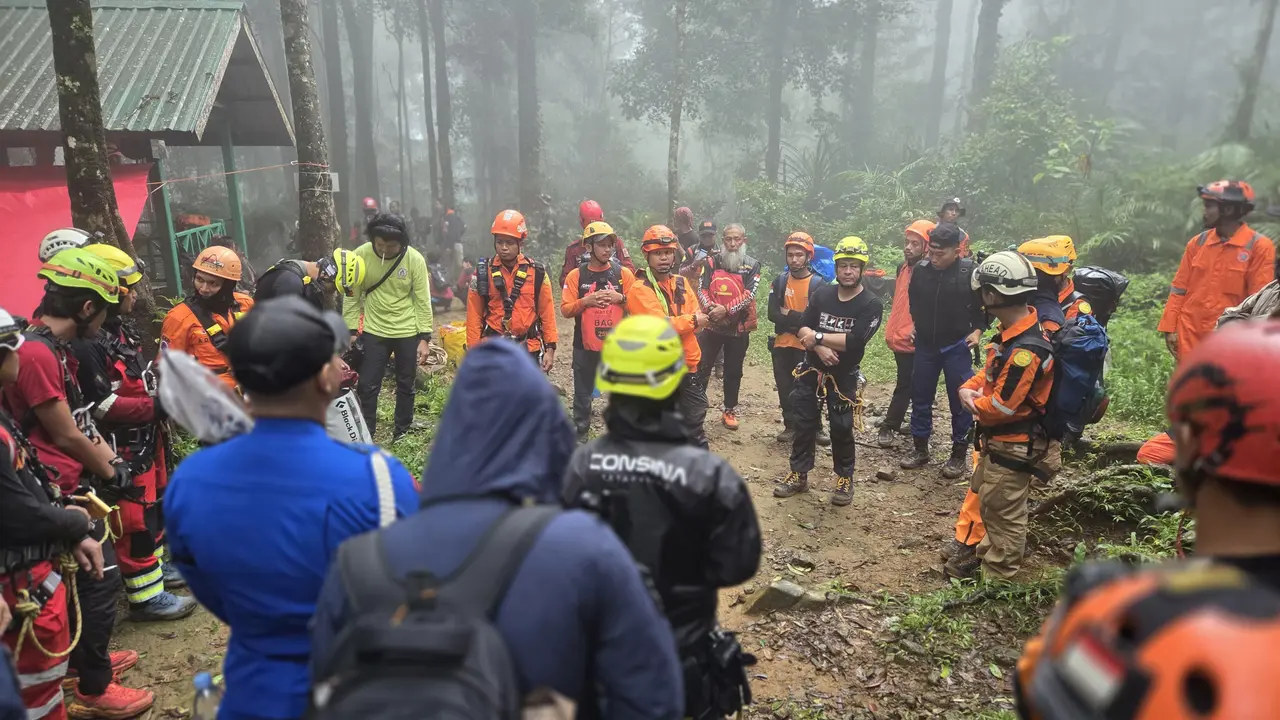 Pencarian Korban Kecelakaan Pesawat ATR 42-500