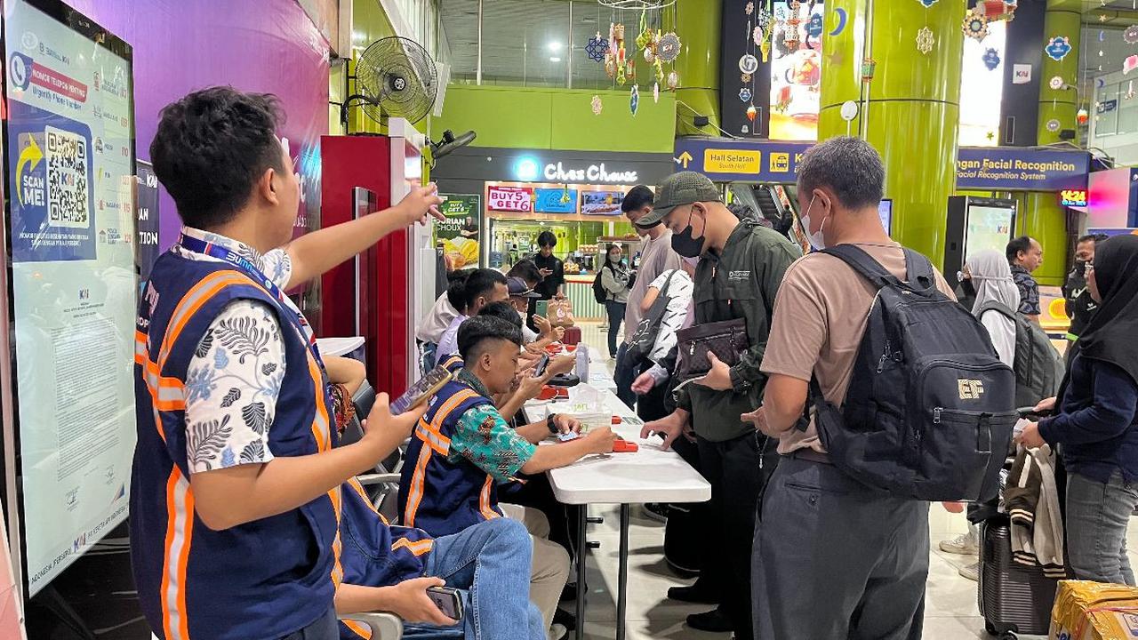 Di Stasiun Gambir, PT Kereta Api Indonesia (KAI) Daop 1 juga melayani pemudik melakukan pendaftaran face recognition atau scan wajah.&nbsp;<br>