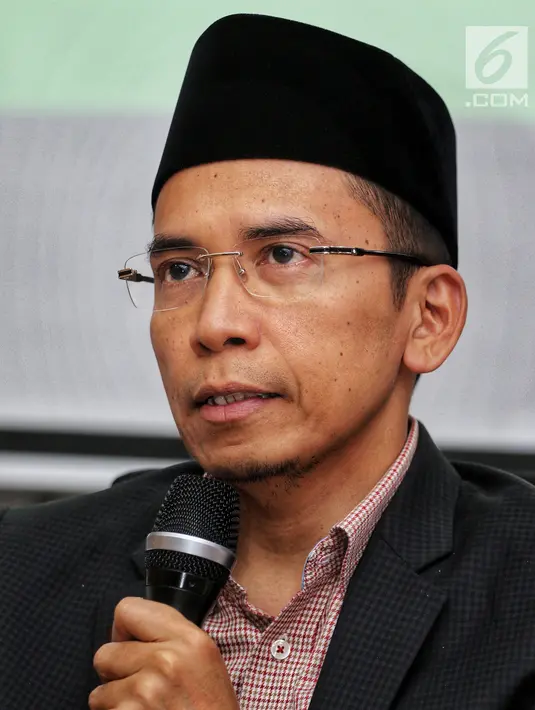 Mantan Gubernur Nusa Tenggara Barat Tuan Guru Bajang Zainul Majdi memberi penjelasan saat menjadi narasumber dalam diskusi di Jakarta, Kamis (7/2). Diskusi tersebut terkait Gerakan Menangkal Fitnah dan Hoax seputar agama. (Liputan6.com/Johan Tallo)