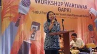 Ketua LPEM UI dari Universitas Indonesia, Eugenia Mardanugraha dalam workshop GAPKI 'HGU Perkebunan sawit dan kawasan hutan', di Bandung, Rabu (23/8/2023). Ia mengatakan bahwa Indonesia tidak menikmati keuntungan seutuhnya dari kegiatan ekspor sawit. (Tira/Liputan6.com)