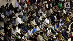 Umat Muslim menunaikan Salat Dhuzur di Masjid Istiqlal, Jakarta, Jumat (20/3/2020). Masjid Istiqlal memutuskan menunda pelaksanaan salat Jumat selama 2 pekan ke depan. Hal itu dilakukan untuk mencegah penyebaran virus Corona (COVID-19) yang semakin masif di DKI Jakarta. (Liputan6.com/Johan Tallo)