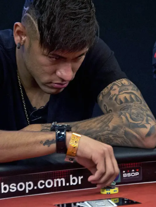 Pemain Barcelona, Neymar serius mengamati pertandingan dalam turnamen amal poker "Neymar Jr Charity Home Game" di Sao Paulo, Brasil, (26/7/2015). (AFP/Nelson Almeida)