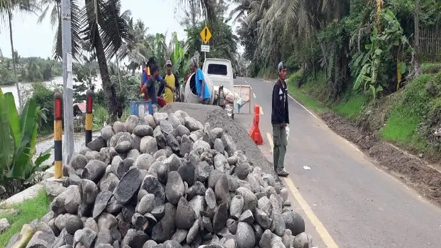 Longsor di ruas Soreang–Rancabali–Cidaun, tepatnya di Jalan Ciwidey–Cidaun Km 239+000, Jawa Barat. (Dok Kementerian PUPR)