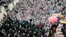 Petugas keamanan setempat menjaga aksi protes yang digelar pendukung dan simpatisan Hefazat-e-Islam di Dhaka, Bangladesh, (24/2). Mereka menuntut menurunkan patung Lady Justice yang berdiri diluar gedung pengadilan. (AP Photo / A.M. Ahad)