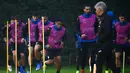 Para pemain Atalanta melakukan pemanasan selama sesi latihan di tempat latihan klub di Zingonia, dekat Bergamo (1/11/2021). Atalanta akan bertanding melawan melawan Manchester United pada Grup F Liga Champions di Gewiss Stadium. (AFP/Marco Bertorello)