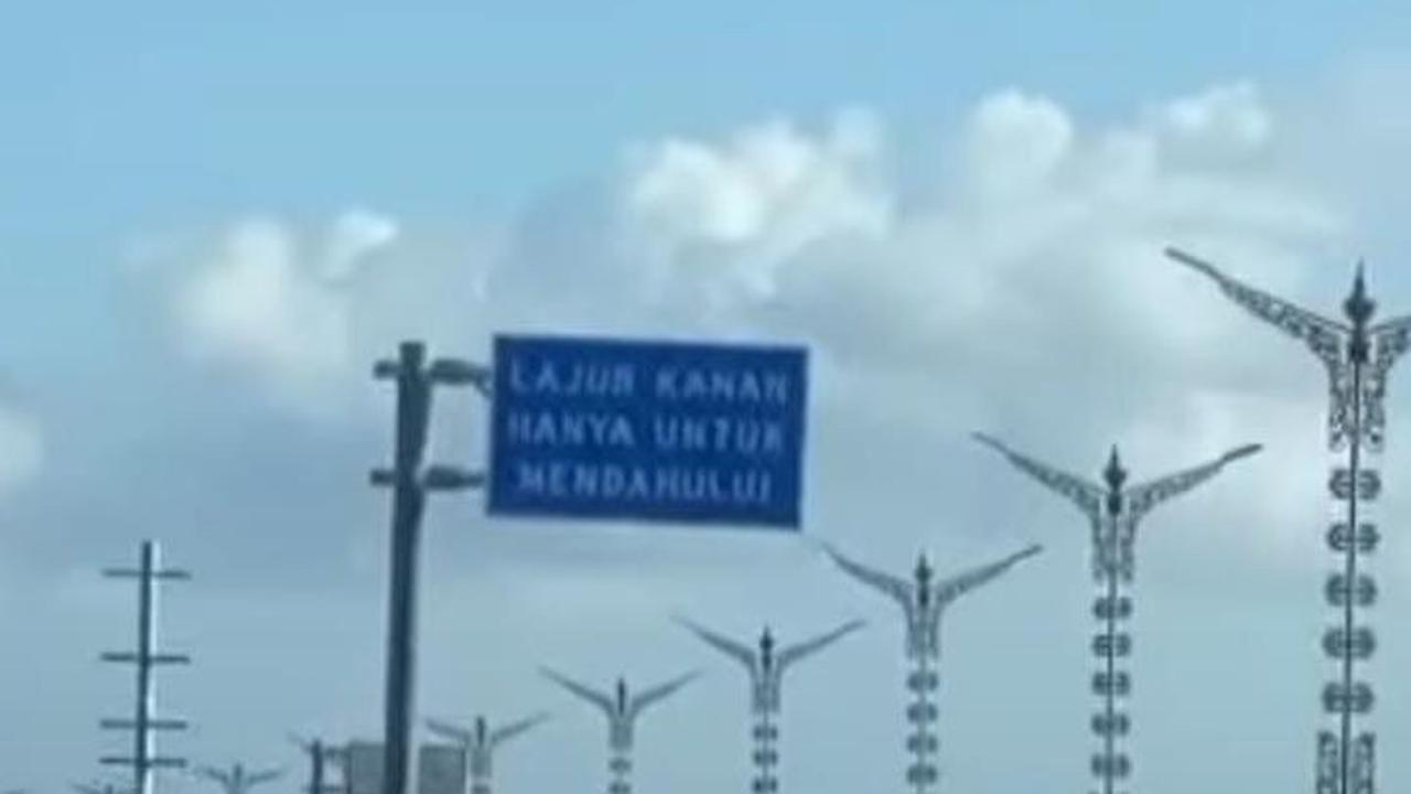 Video WNA Pengendara Motor Salah Masuk Jalur di Jalan Tol Bali Mandara, Aksinya Viral