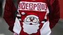 Fans Liverpool mengenakan pakaian bergambar Sinterklas sebelum mendukung timnya berlaga pada Premier League di Anfield, (11/12/2016). (Action Images via Reuters/Lee Smith)