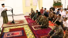 Presiden Joko Widodo didampingi Wakil Presiden Jusuf Kalla bersama dengan Menteri Kabinet Kerja dan Kepala Lembaga Tinggi Negara mendengarkan kultum atau ceramah oleh Ketua MUI Maruf Amin di Istana Bogor, Senin (29/5). (Liputan6.com/Angga Yuniar)