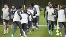 Penyerang Liverpool Mohamed Salah (kanan) dan timnya menghadiri sesi latihan jelang Liga Champions di AXA Training Centre, 15 Februari 2022. Liverpool akan melawat ke markas Inter Milan pada leg pertama babak 16 besar Liga Champions 2021/22, Kamis 17 Februari 2022. (Martin Rickett/PA via AP)