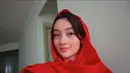 Megan Domani terlihat mengenakan kerudung berwarna merah yang membuatnya makin menawan. Megan Domani merupakan adik Bryan Domani yang dikenal sebagai sibling goals. Keduanya sama-sama berkarier di dunia akting. Bahkan Megan sempat ingin beradu akting dengan sang kakak. (Liputan6.com/IG/megandomani1410).