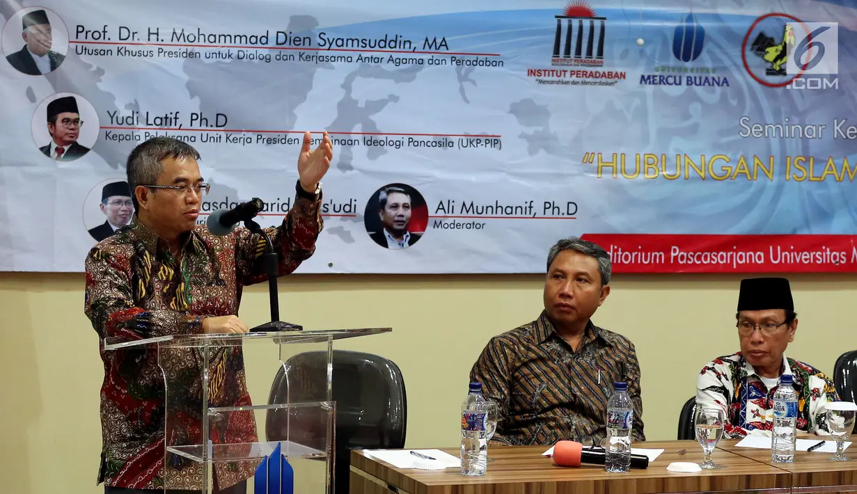Kepala Pelaksana Unit Kerja Presiden Pembinaan Ideologi Pancasila (UKP-PIP) Yudi Latif memaparkan materi saat hadir dalam diskusi, di Jakarta, Rabu (13/12).  Diskusi tersebut membahas "Hubungan Islam dan Pancasila". (Liputan6.com/JohanTallo)