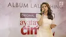 Penampilan penyanyi Rossa membawakan lagu saat launching album original soundtrack Ayat Ayat Cinta 2 di Jakarta, Senin (4/12). Album tersebut bertemakan "The Greatest Love Story". (Liputan6.com/Herman Zakharia)