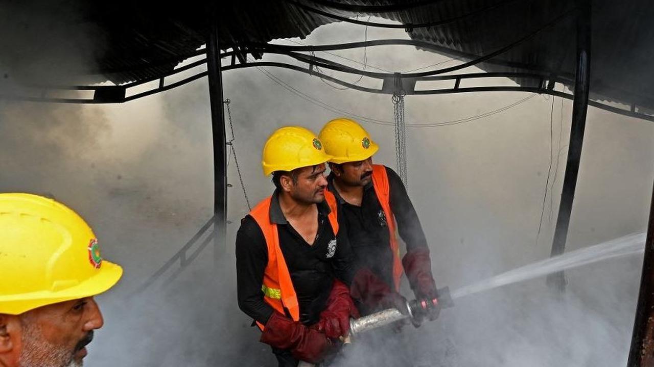 Sementara itu, tim pemadam kebakaran terus berjuang untuk memadamkan sisa-sisa api dan memastikan bahwa tidak ada lagi titik api yang dapat memicu kebakaran lanjutan. Foto: AAMIR QURESHI / AFP