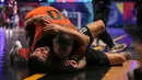 Pemain Nova Titans, Ricardinho (atas) memeluk pemain Grim Reaper, Joao Ortiz setelah dijatuhkan dalam laga final Futsal X Series 2 di GOR UNJ, Rawamangun, Jakarta, Minggu (18/01/2026). (Bola.com/Bagaskara Lazuardi)