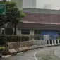 Beton pembatas terpasang di Jalan Senopati, Jakarta, Minggu (29/12/2019). Pascakejadian mobil tabrak Apotek Senopati, Suku Dinas Bina Marga memasangan beton pembatas untuk meminimalisir kejadian serupa terulang kembali. (Liputan6.com/Faizal Fanani)