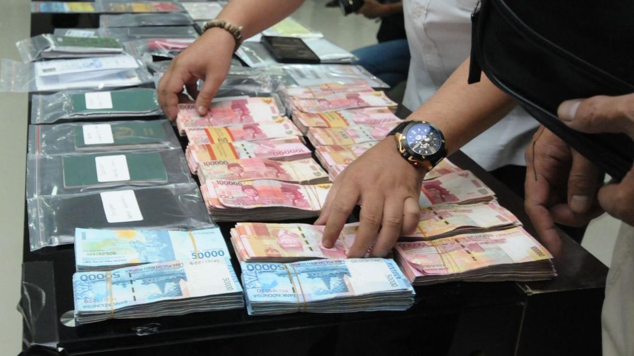 Kedua memberangkatkan PMI ini melalui jalur-jalur Pelabuhan Parepare ataupun Barru yaitu Pelabuhan Garongkong menuju ke Balikpapan, Batulicin dan Nunukan. Selain itu jalur udara melalui Bandara Sultan Hasanuddin.