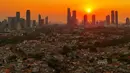 Kawasan padat penduduk dengan latar belakang gedung bertingkat saat matahari terbenam di kawasan Manggarai, Jakarta, Kamis, 16/07/ 2026. (KLY/ Arie Basuki)