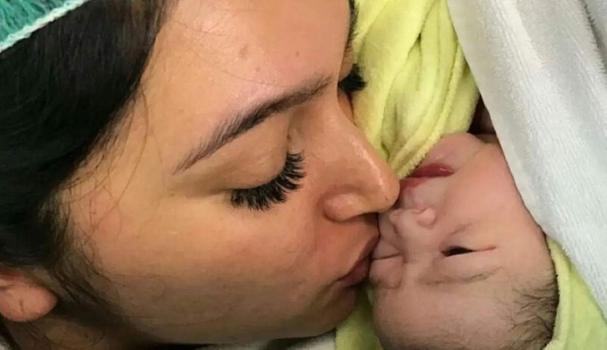 Kabar bahagia dari pasangan artis Nabila Syakieb. Suami dari Reshwara Argya Ardinal itu melahirkan anak pertama buah cinta pada Selasa (6/2/2018) malam. (Instagram/nabilerz)