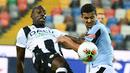 Bek Lazio, Luiz Felipe, berebut bola dengan penyerang Udinese, Stefano Okaka, pada laga lanjutan Serie A pekan ke-33 di Dacia Arena, Kamis (16/7/2020) dini hari WIB. Lazio bermain imbang 0-0 atas Udinese. (AFP/Miguel Medina)