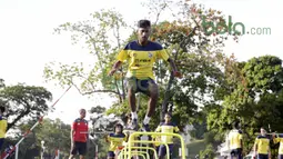 Para pemain Penang FA menjalani program latihan fisik di Lapangan USM, Penang, Malaysia, Minggu (31/01/2016). (Bola.com/Nicklas Hanoatubun)