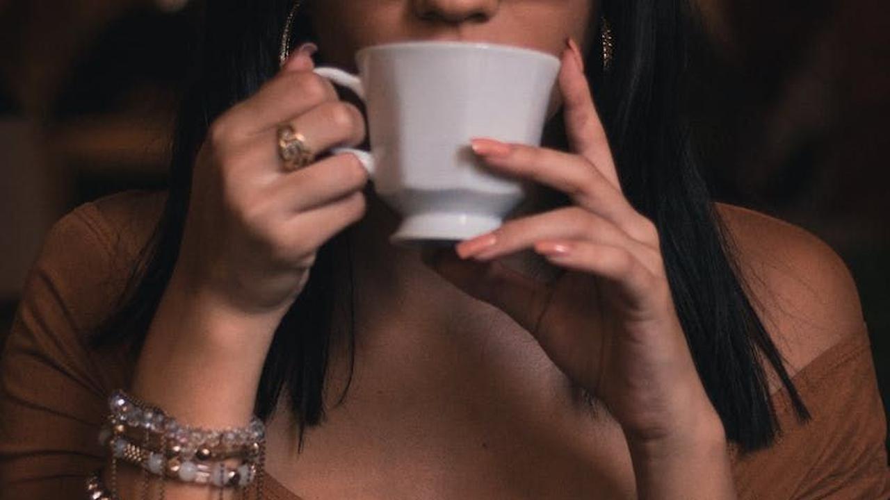 Konsumsi teh secara teratur juga dikaitkan dengan penurunan risiko penyakit jantung, diabetes, dan tingkat stres yang lebih rendah. Namun, tannin dalam teh dapat mengganggu penyerapan zat besi, dan konsumsi berlebihan dapat meningkatkan risiko kanker pros