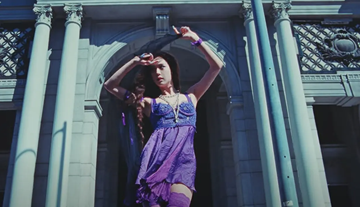 Versace ramaikan MV Jisoo BLACKPINK dengan lingerie set dari Spring/Summer 2023 Bridal Collection [Tangkapan layar YouTube]