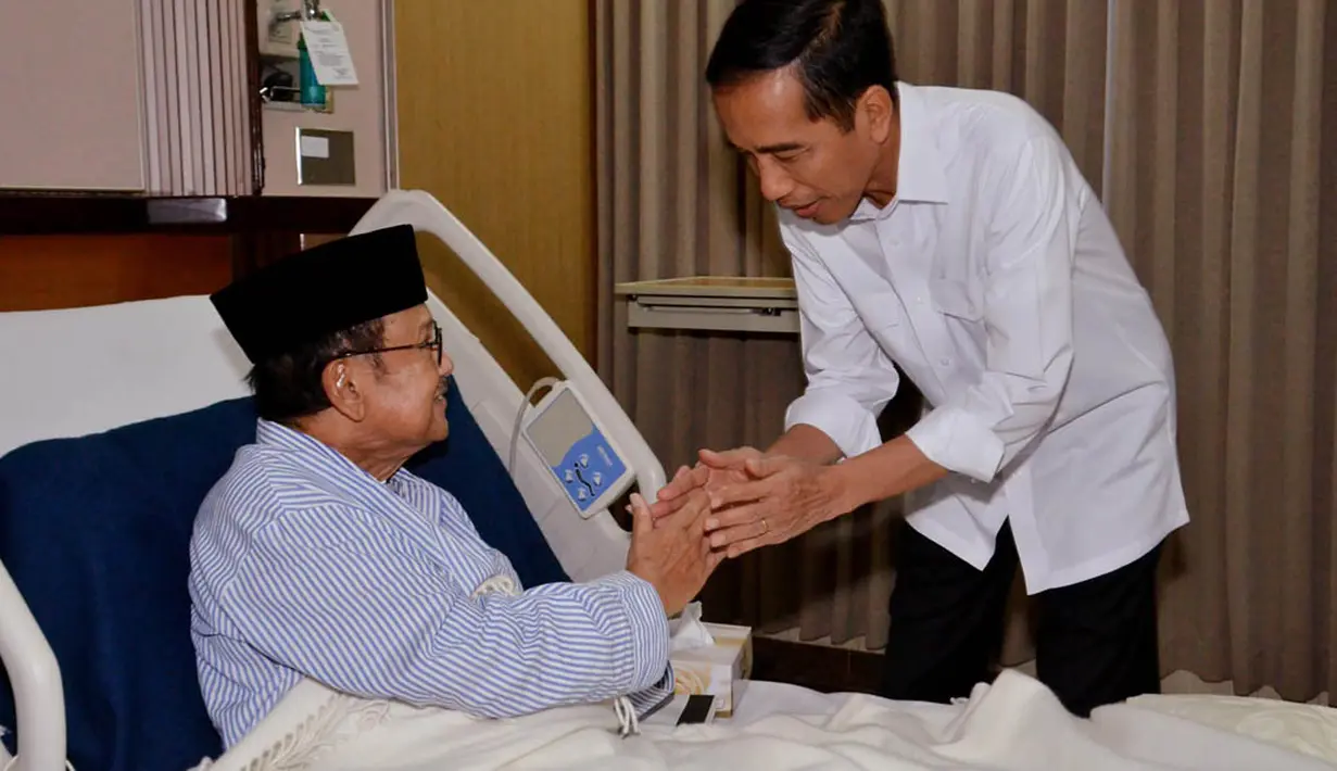 Presiden Jokowi saat menjenguk BJ Habibie yang tengah terbaring sakit di RSPAD Gatot Soebroto, Jakarta, (28/10/2014). (rumgapres/Agus Suparto)