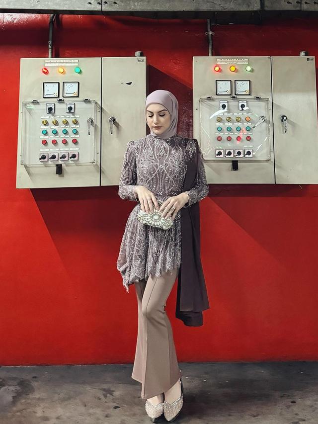 6 Potret Tampilan Artis di Resepsi Pernikahan Chand Kelvin, Irish Bella Padukan Kebaya dan Celana Panjang hingga Jessica Iskandar Bergaun Pu