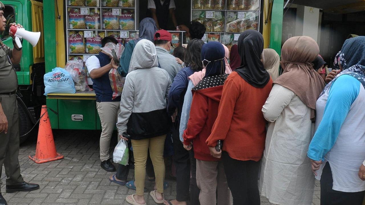 Warga mengantre saat membeli paket sembako di Pasar Murah DKI Jakarta, Senin (15/1/2024). Paket sembako yang terdiri dari gula, beras, minyak, terigu dijual dengan harga Rp 100 ribu.<br>