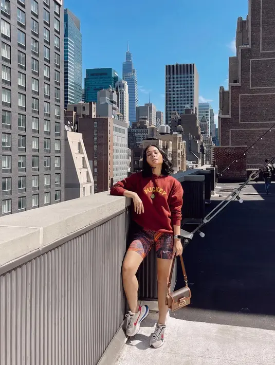 Memadukan sweatshirt dengan sneakers, tas jinjing, serta celana sport membuat gaya penampilan kasual dari Ayla ini terlihat simple dan santai. Tentunya, dengan penampilan ini ia tidak meninggalkan kesan trendi. (Liputan6.com/IG/ayladimitri)