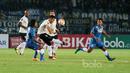Pemain Persib Bandung, Zola dan Haryono menghadang pemain Persela Lamongan pada laga Piala Presiden 2017 di Stadion Si Jalak Harupat, Bandung, Jumat (17/2/2017). Persib menang 2-0 atas Persela. (Bola.com/Nicklas Hanoatubun)