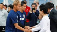 Putri Jepang, Hisako Takamado berjabat tangan dengan penyerang timnas Jepang, Keisuke Honda sebelum sesi latihan di Kazan, Kamis (21/6). Kunjungan menjelang laga kedua skuat Samurai Biru di Grup H Piala Dunia melawan Senegal. (AP/Eugene Hoshiko)
