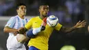 Pemain Brasil Douglas Costa (kanan) berebut bola dengan pemain Argentina Facundo Roncaglia pada laga Pra-Piala Dunia 2018 zona CONMEBOL di Stadion Monumental Antonio Verspucio Liberti,Buenos Aires,Sabtu (14/11/2015) WIB.(REUTERS/Marcos Brindicci)