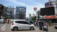 Kendaraan melintas di samping proyek konstruksi stasiun MRT di Jalan Fatmawati, Jakarta, Kamis (19/1). Penutupan akan dilakukan sepanjang 300 meter di Stasiun Haji Nawi, Jl RS Fatmawati, Jakarta Selatan. (Liputan6.com/Gempur M. Surya)