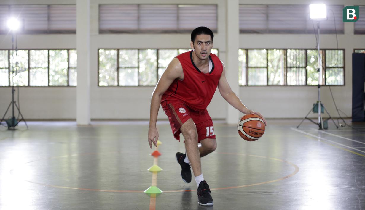 Pebasket Indonesia, Cristiano Ronaldo Sitepu, berpose saat sesi pemotretan di Jakarta, Sabtu (23/6/2018). Ronaldo merupakan pemain andalan di klub Satria Muda dan timnas basket Indonesia. (Bola.com/M Iqbal Ichsan)